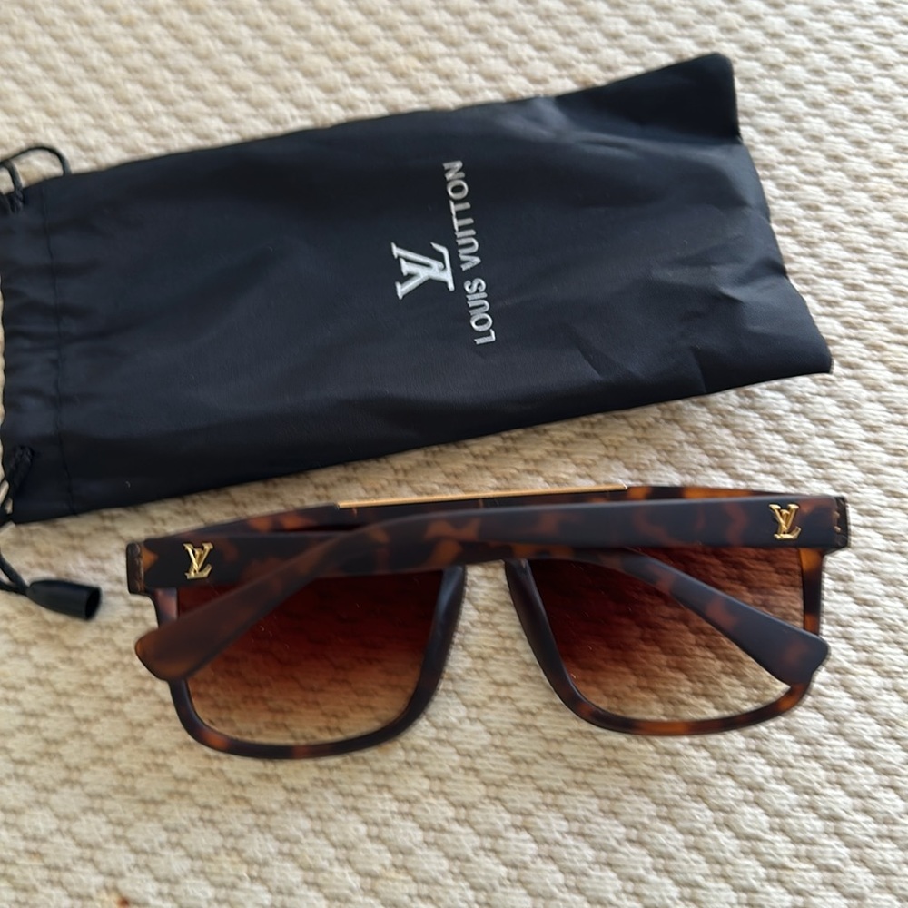 Luxury fashion ladies sunglasses 😎 🆕 - Picture 4 of 6
